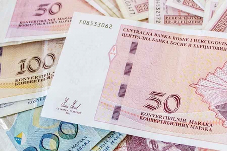 Julske plate najviše u oblasti finansija, najniže u ugostiteljstvu