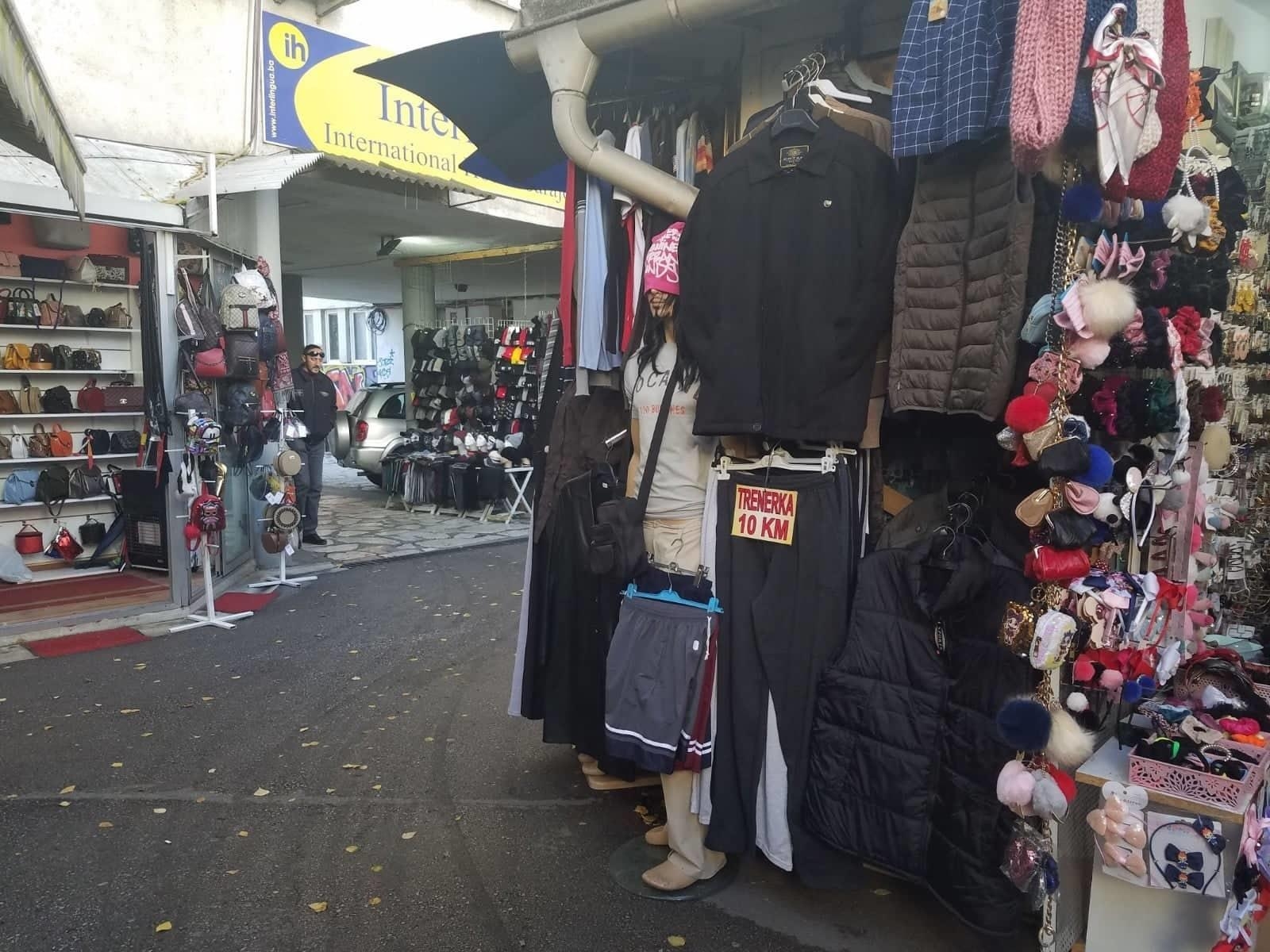 DOBOJ: Trgovcu odjeće u Petrovu ukraden novac i tekstilni artikli