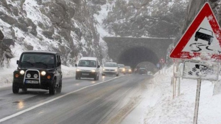 PUTEVI: Otežan i usporen saobraćaj