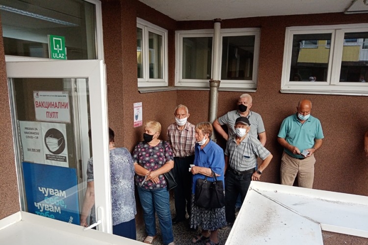DOBOJ: Gužve zbog građana koji na vakcinu dolaze mimo termina