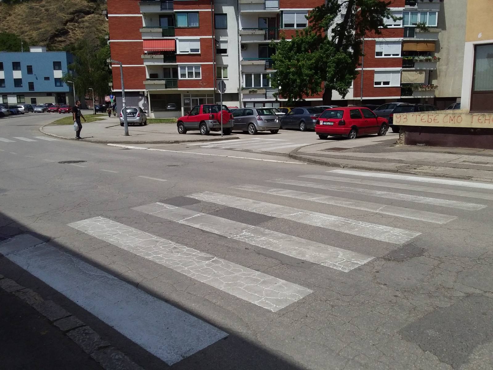 HORIZONTALNA SIGNALIZACIJA U DOBOJU: Ko "kreči" ulice po gradu? (FOTO) (VIDEO)