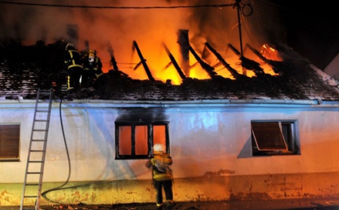 DOBOJ: Kuća u Sočkovcu izgorjela do temelja, povrijeđeni majka i sin