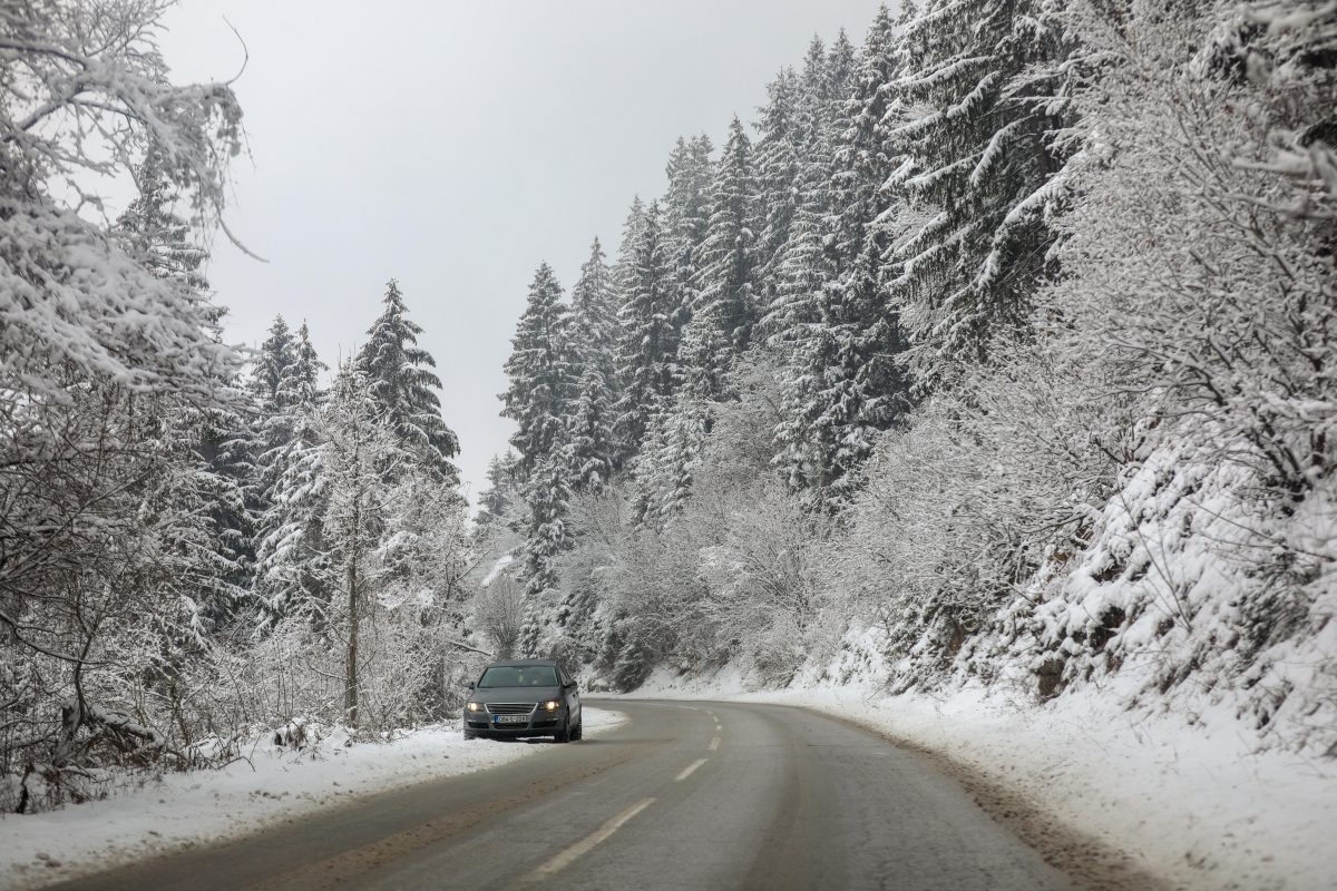 PUTEVI: Poledica u višim predjelima i preko prevoja