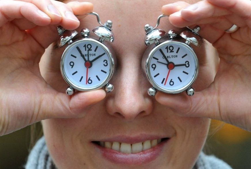 LJETNO RAČUNANJE VREMENA U nedjelju pomjeramo kazaljke na satu jedan čas unaprijed