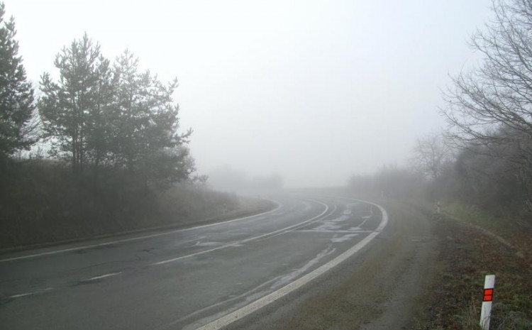 PUTEVI: Klizavi kolovozi, niska oblačnost smanjuje vidljivost