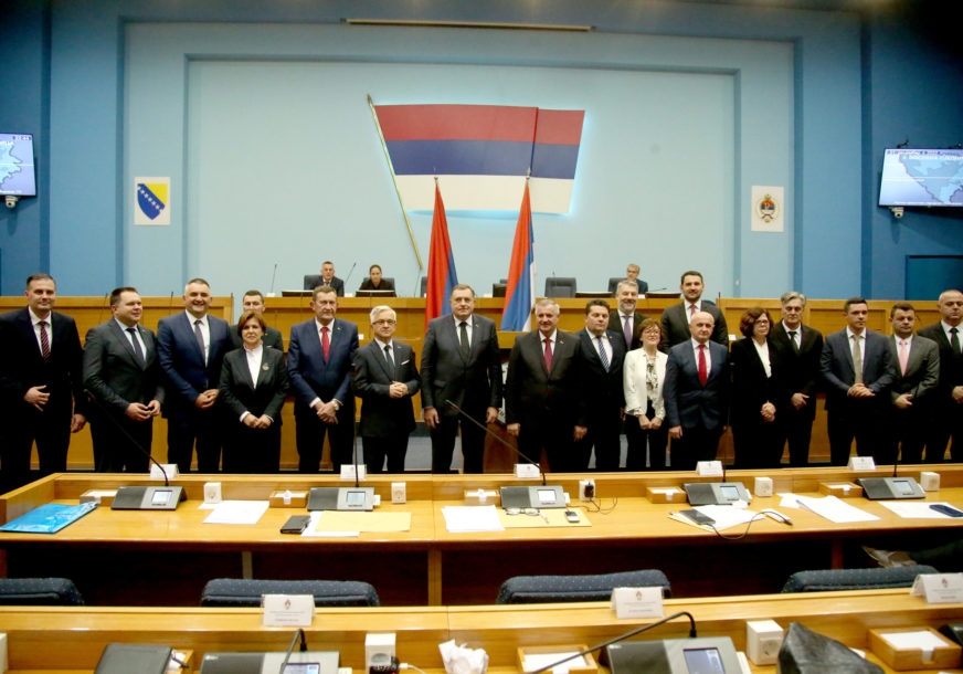 „NAJGORA VLADA U ISTORIJI“ Premijer koji javno priznaje bezakonje, ministarka nas PAPRENO zadužuje, a ministar se odaziva na „gospodin ja“: Ističe rok izvršnoj vlasti Srpske