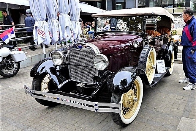 PUTOVANJE KROZ VRIJEME: Međunarodna izložba oldtajmera u Brčkom oduševljava ljubitelje automobilske istorije