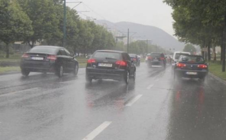 PUTEVI: Vozači oprez - mokar kolovoz i smanjena vidljivost