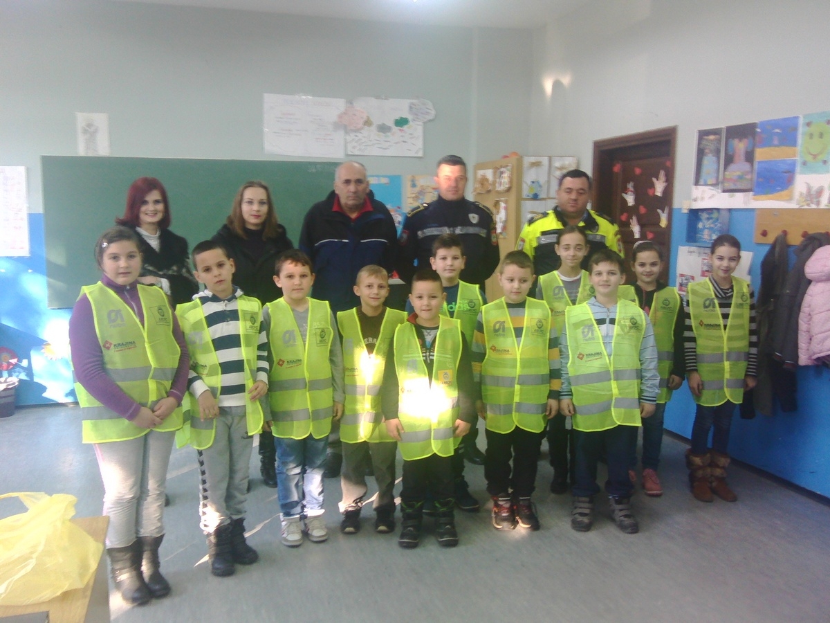 DERVENTA: Učenicima-pješicima podijeljeni svjetloodbojni prsluci