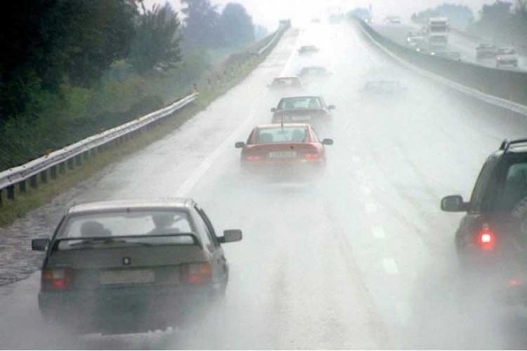 PUTEVI: Saobraćaj usporen po mokrim kolovozima