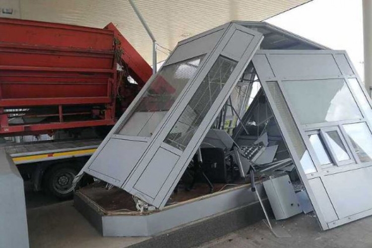 DOBOJ: Bizarna nesreća na auto-putu, potpuno uništio naplatnu kućicu