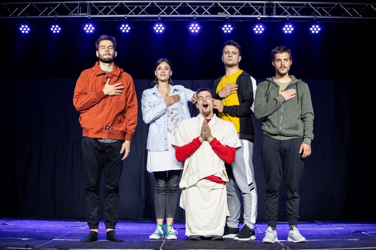 DOBOJSKI INFO NAJAVLJUJE: Predstava “Hoćemo l’ VIŠE?“ sutra u Parku narodnih heroja