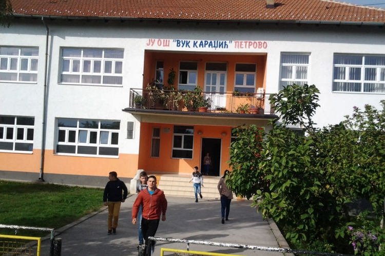 PROBLEMI OŠ "VUK KARADŽIĆ" U PETROVU: Nastavnici se vratili, nema direktora, plata i grijanja