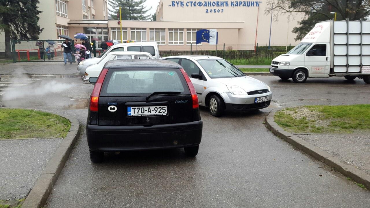 DOBOJ: Parking papak, još jedan u nizu! (FOTO)