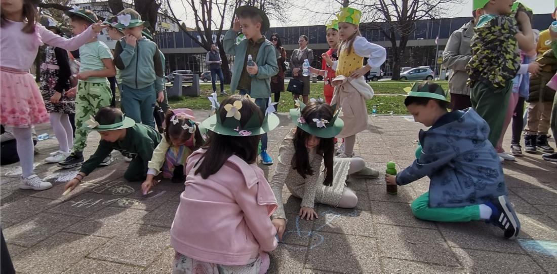 DOBOJ: Osnovci sugrađanima darivali simbolične poklone povodom proljeća