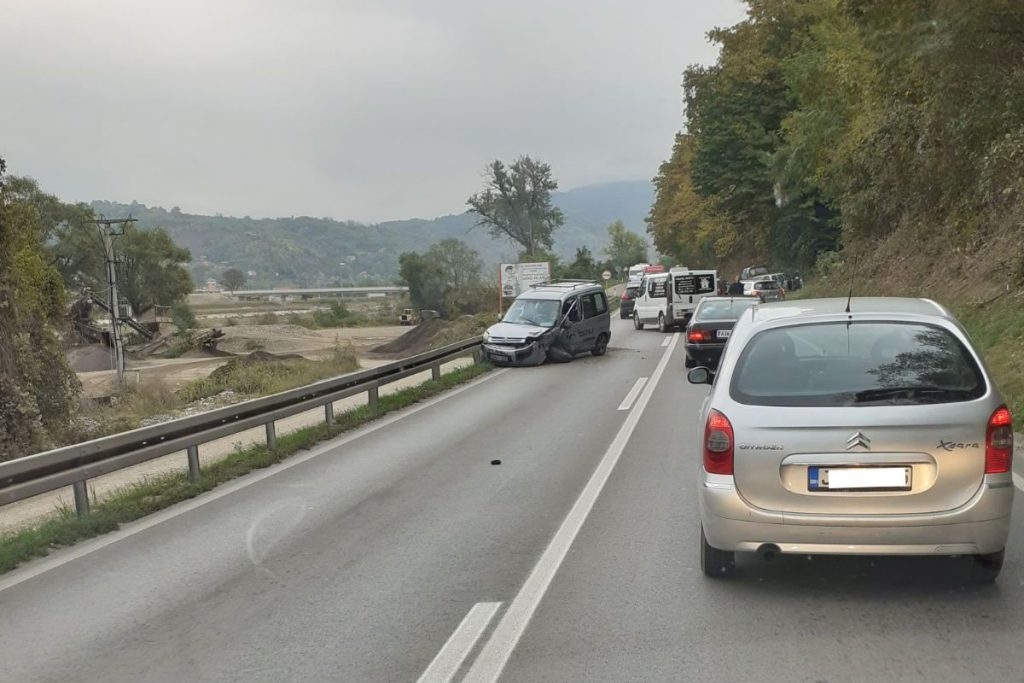 DOBOJ: Sudar u Pločniku izazvao gužvu i velike kolone vozila