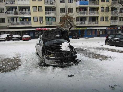 DRAMA KOD DOBOJA U isto vreme izgoreli automobili dve rođene sestre