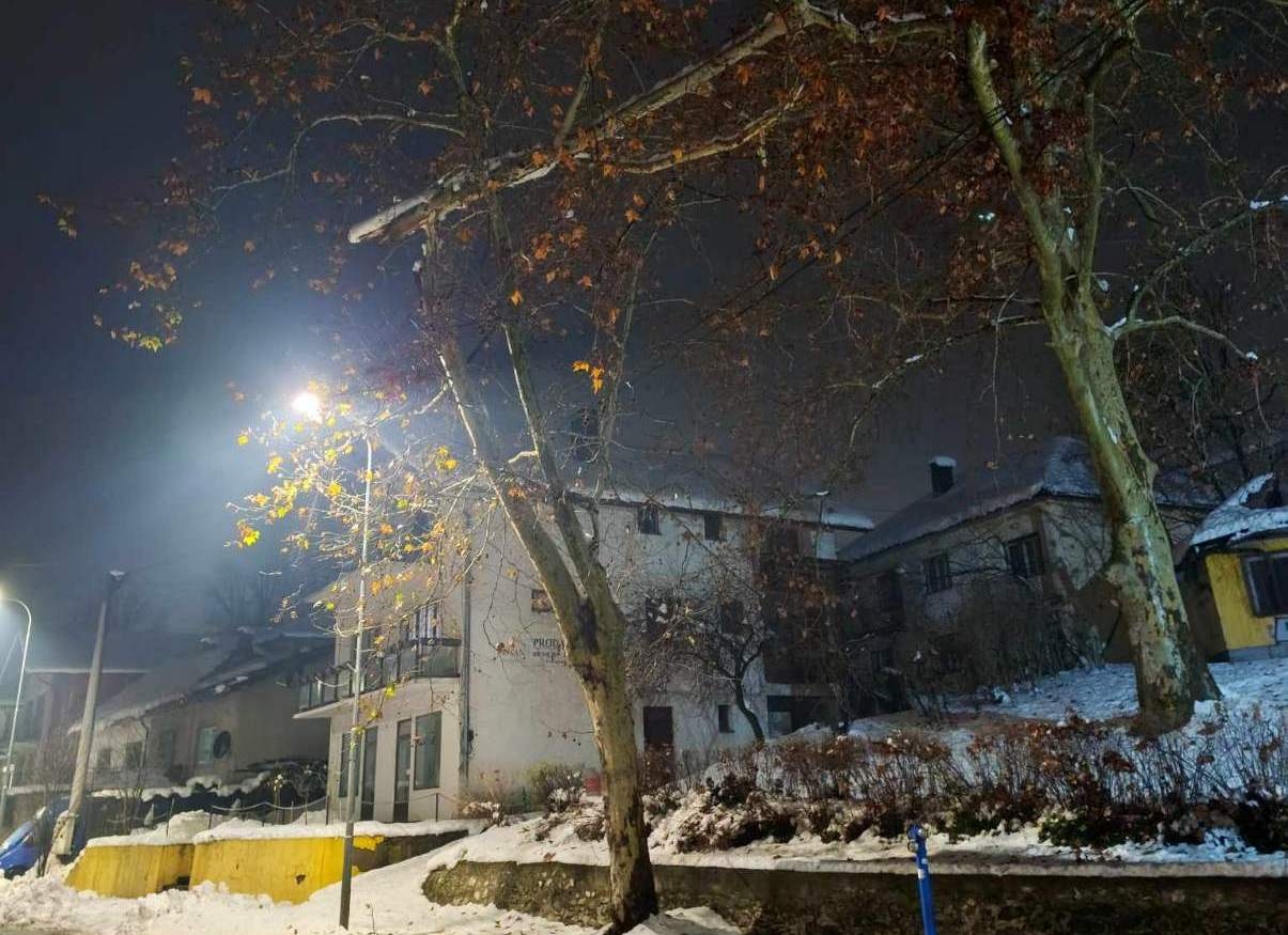 SNIJEG U DOBOJU OTKRIO, OPET, NESPOSOBNOST GRADSKE UPRAVE: Građani ugroženi na svakom koraku (FOTO)