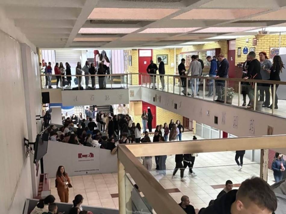 U ZNAK PROTESTA ZBOG ZAKLJUČAVANJA VRATA: Učenici banjalučke Gimnazije okupili se u holu škole