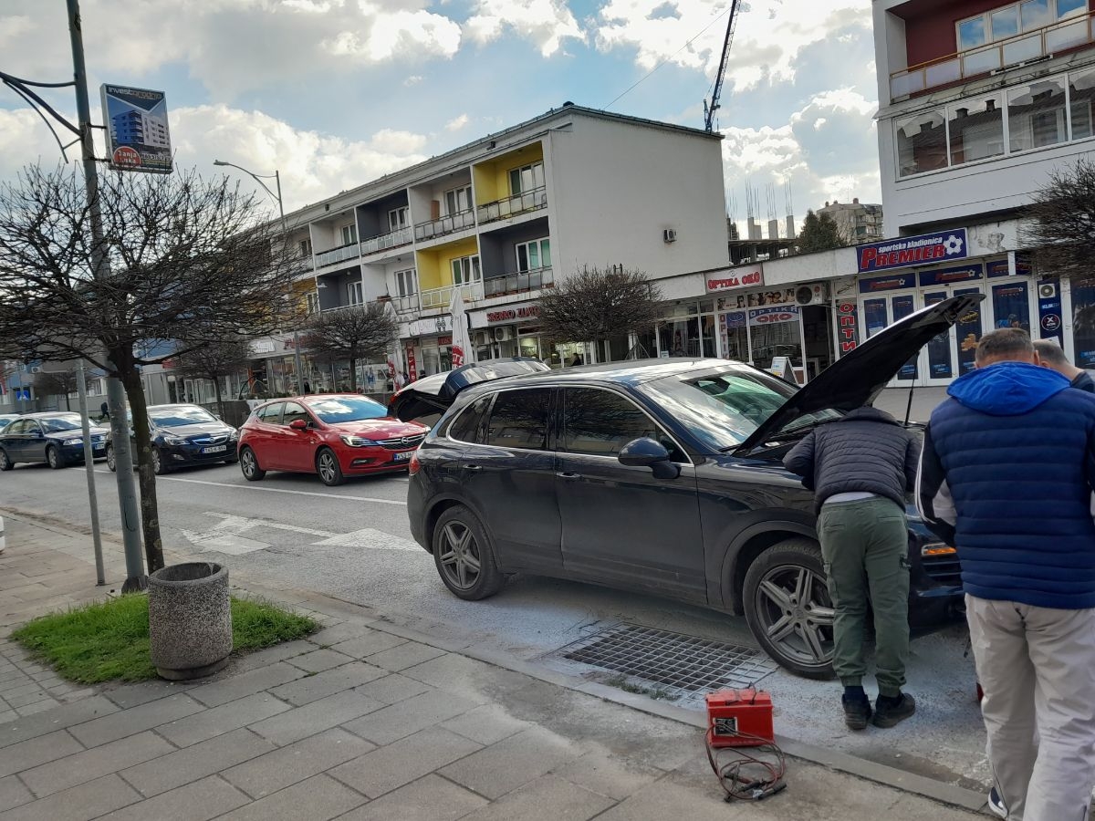 ZAPALIO SE AUTOMOBIL U POKRETU: Buktinja u Ulici Svetog Save. Zastoj saobraćaja. (FOTO) (VIDEO)