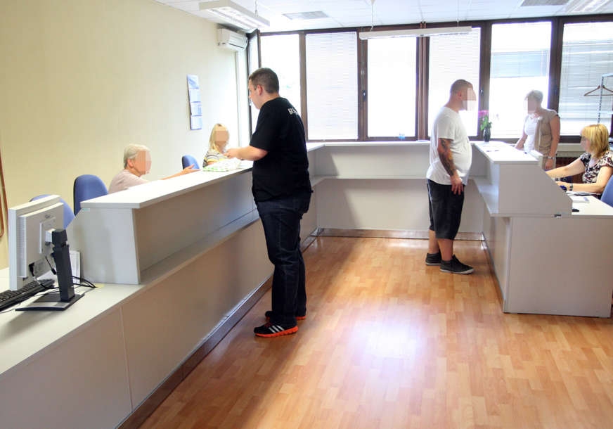 Neko platu u “koverti”, a neko NA BIRO: Funkcioneri zaštitili sebe od sankcija, ali ne i "obične" radnike