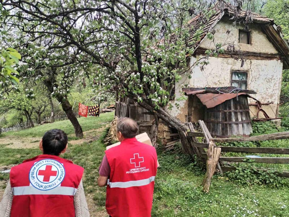 DOBOJ: Povodom Vaskrsa volonteri dostavljaju pakete pomoći