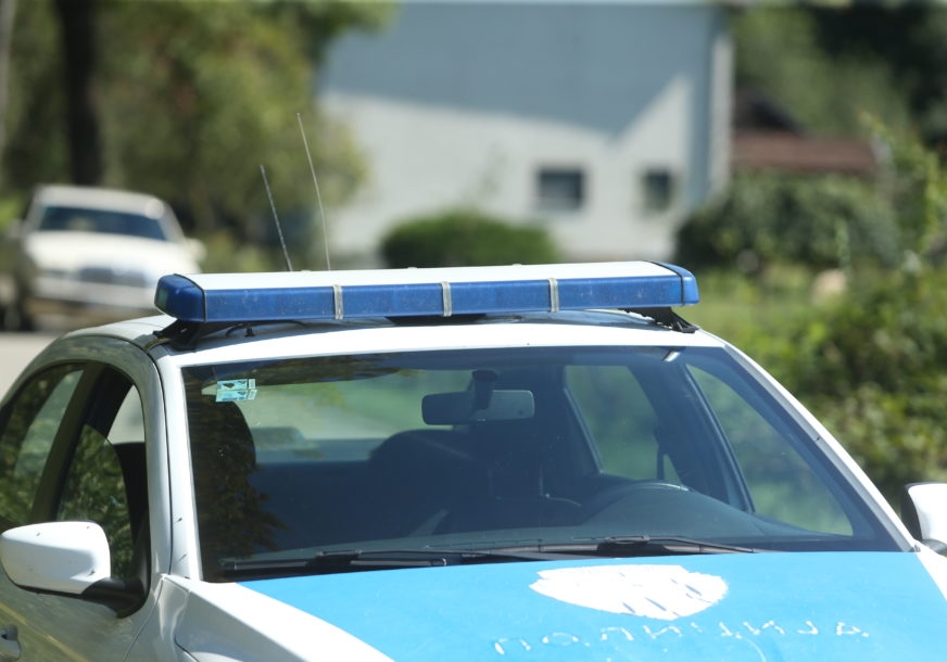 INCIDENT U DOBOJU Pijani vatrogasac SJEKIROM UNIŠTAVAO BILBORD sa slikom Milorada Dodika