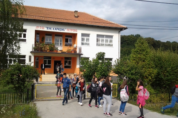 PETROVO: Završen konkurs u školi, ali agonija još traje