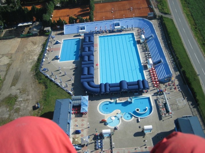 DOBOJ: Bazen skoro jedini spas od vrućina (VIDEO)