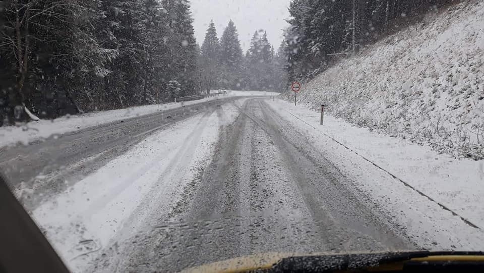 PUTEVI: Kolovozi mjestimično vlažni, na prevojima moguća poledica