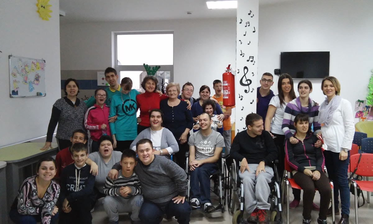 DOBOJ: Učenici Medicinske škole obradovali djecu u Fondaciji (FOTO)