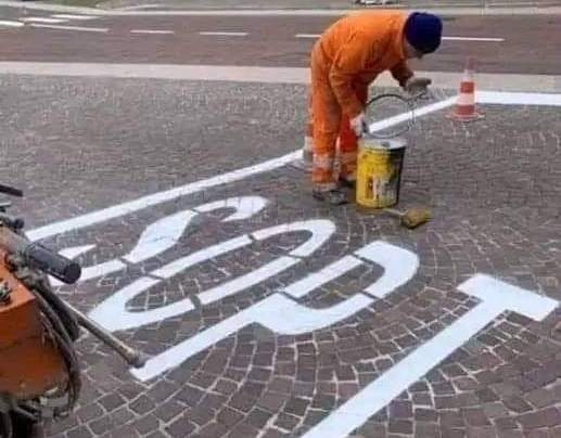 KO ĆE RADITI HORIZONTALNU SIGNALIZACIJU PO DOBOJU?: Slični kao ovi na snimku. (VIDEO)