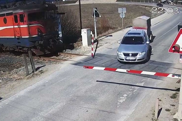 DOBOJ: Teško povrijeđen vozač automobila u sudaru sa teretnim vozom