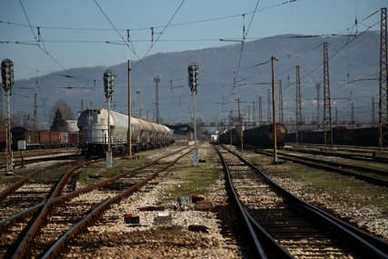DOBOJ: Stravična nesreća na liniji Doboj - Omarska: Voz naletio na automobil, POGINUO VOZAČ