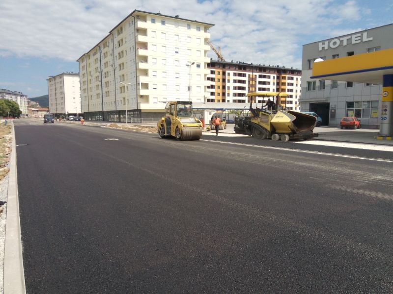 ASFALTIRANJE ULICE CARA DUŠANA: Završeno polaganje prvog sloja (FOTO) (VIDEO)