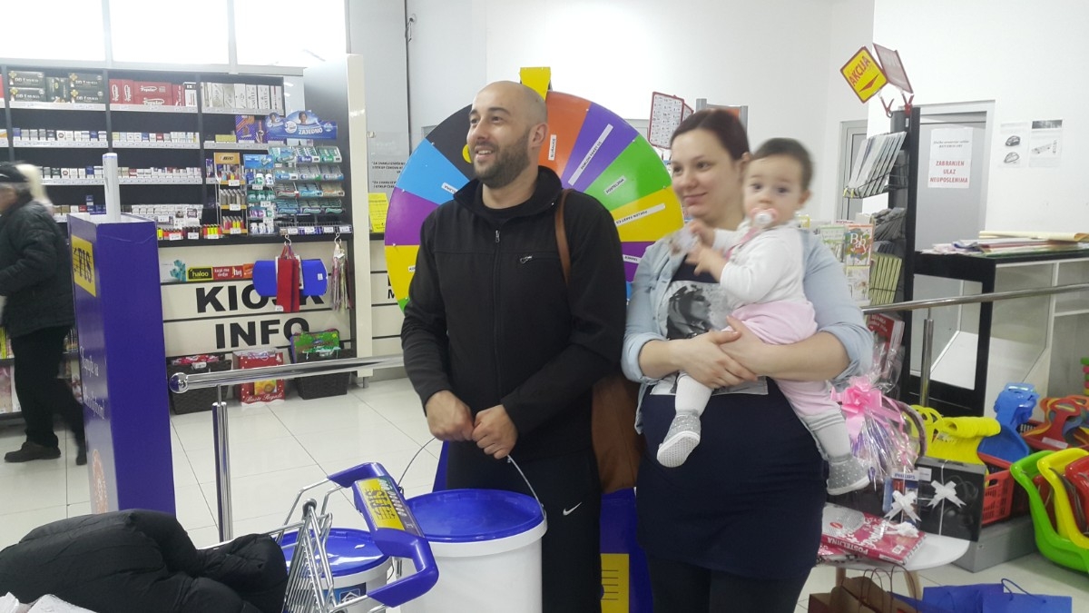 SHOPPING DAY FIS DOBOJ JUG: Sniženja, iznenađenja i nagradne igre za sve kupce (FOTO)