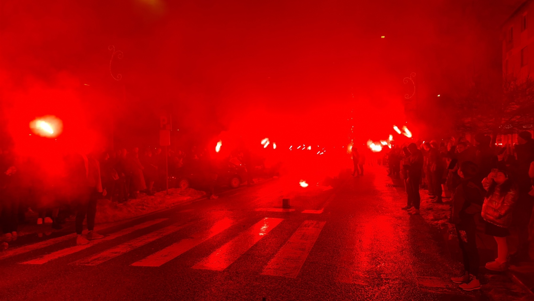 DOBOJ: Bakljada navijačke grupe "Vojvode 1990" povodom 33. rođendana Srpske (VIDEO)