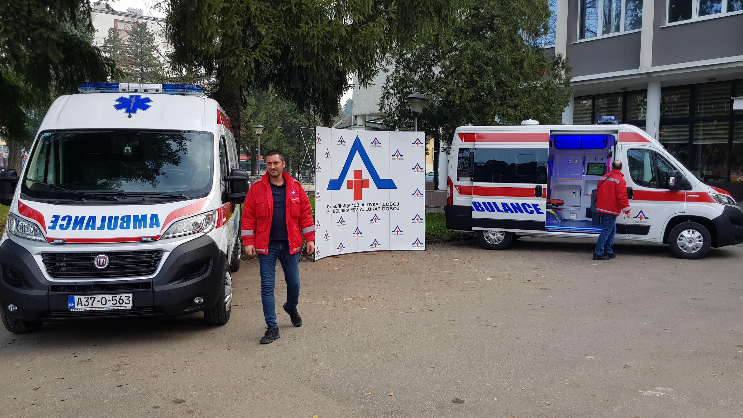 DOBOJ: Donirana dva sanitetska vozila bolnici