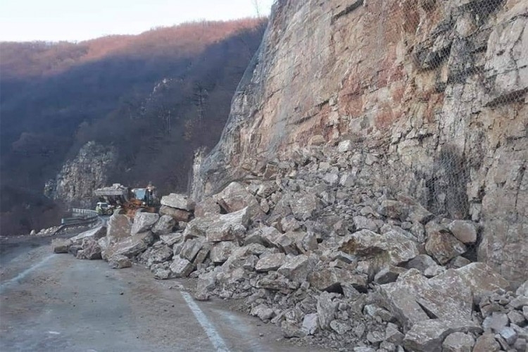 PUTEVI: Potpuno obustavljen saobraćaj na putu Karanovac-Crna Rijeka