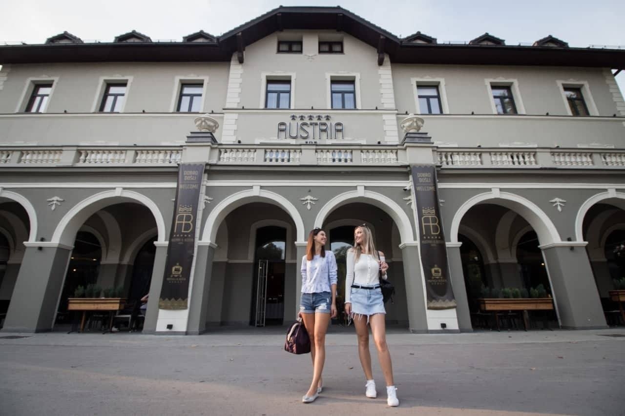 LIJEPE I HUMANE: Finalistice izbora Miss BiH u akciji spašavanja Srednje muzičke škole u Tuzli (FOTO)