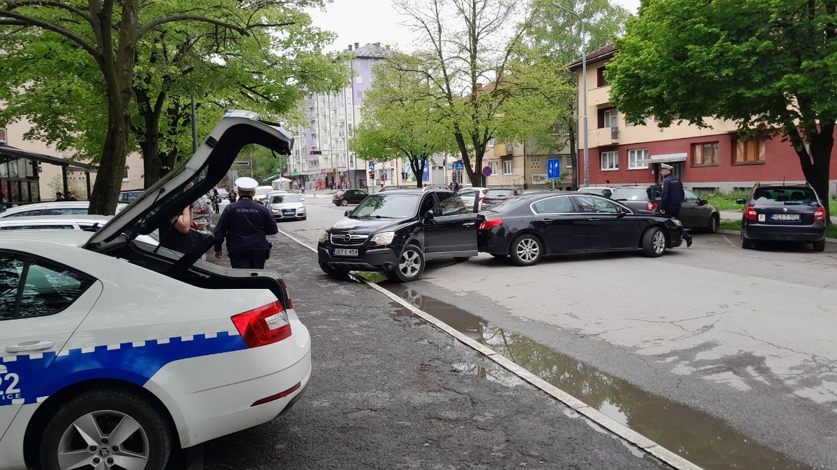 BIZARNA SAOBRAĆAJNA NEZGODA U ULICI CARA DUŠANA: Sudarili se automobili krećući se unazad. (FOTO) (VIDEO)