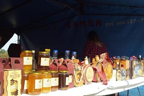 DOBOJ: Održani "Dani meda, rakije i kotlića"