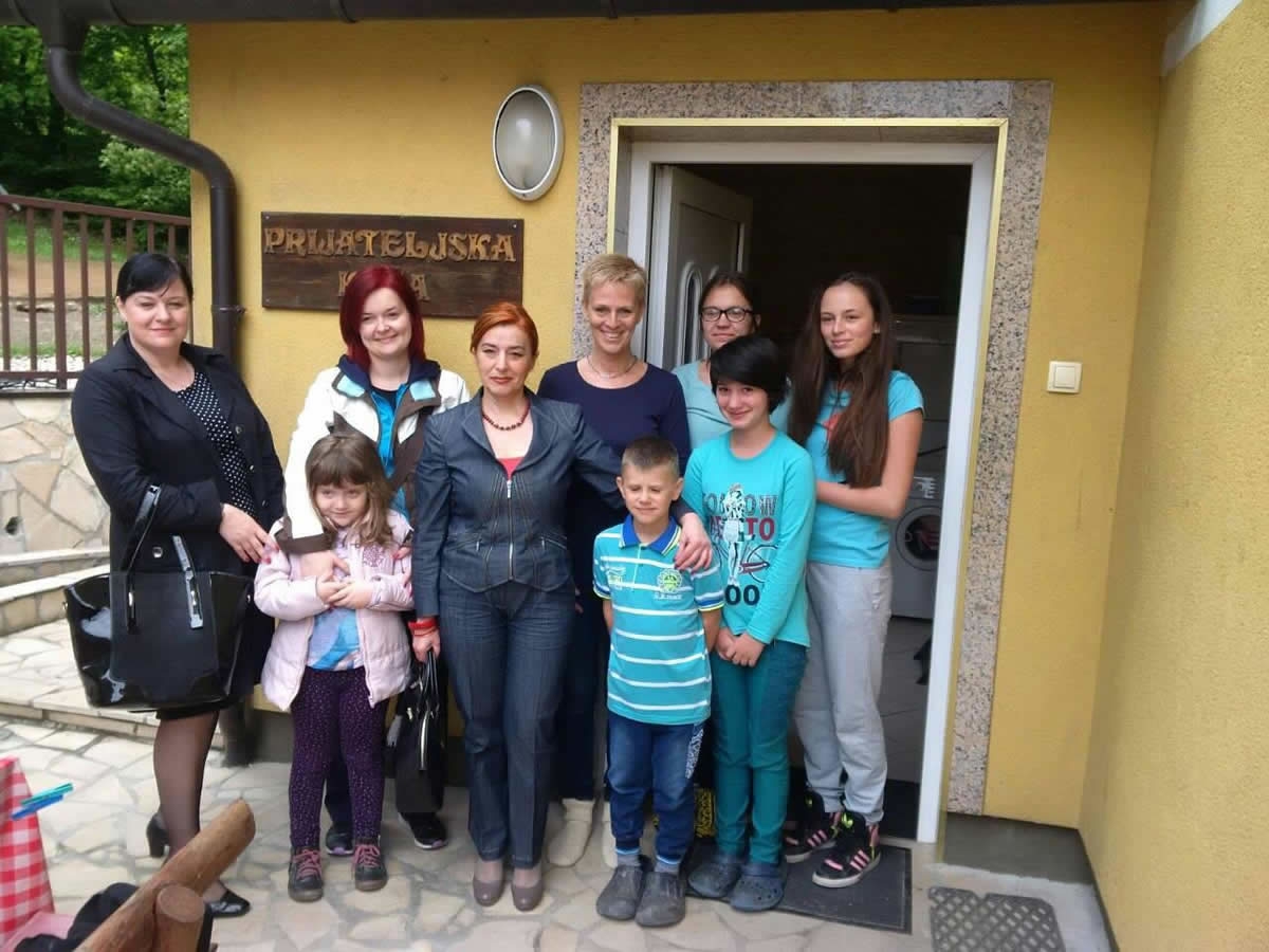 DOBOJ: Posjeta Aktiva žena SNSD-a „Prijateljskoj kući"  (FOTO)