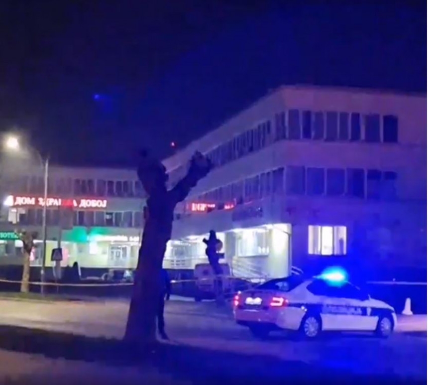 DOBOJ: Muškarac blokirao sanitetsko vozilo, prijeti da će se raznijeti bombom (VIDEO)