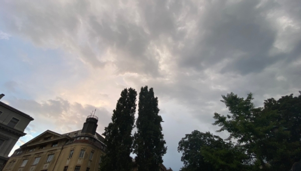 VRIJEME: Oblačno uz kišu, na sjeveru i zapadu toplije