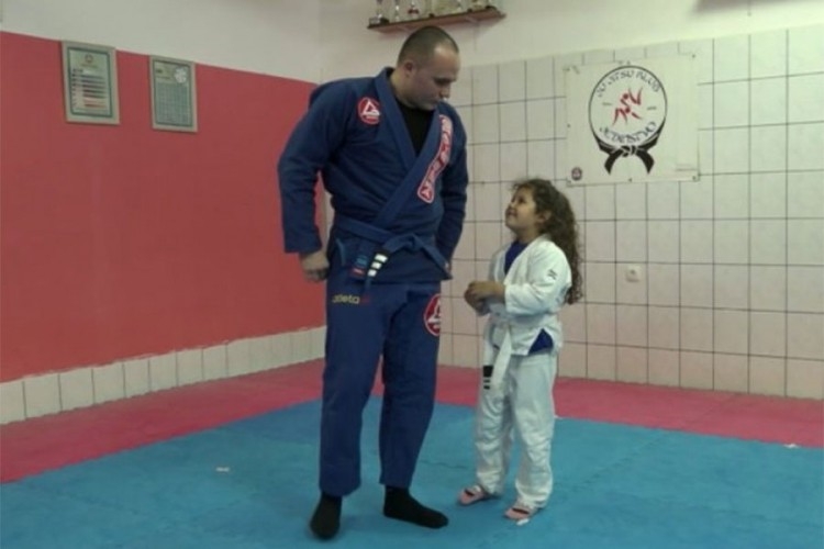 DOBOJ: Petogodišnja Anđela zaljubljenik u džiju-džicu i policijski poziv