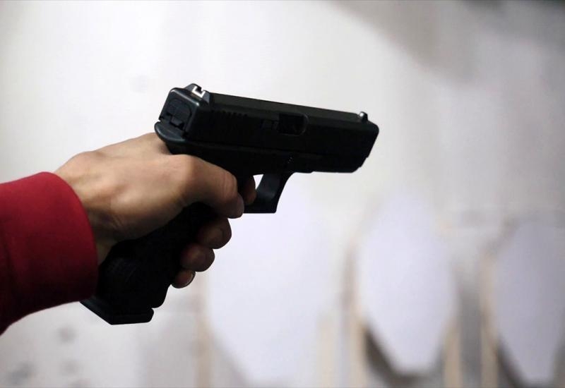 DRAMA U DERVENTI: Naoružani muškarac prijetio sugrađaninu, policija ga odmah uhapsila!