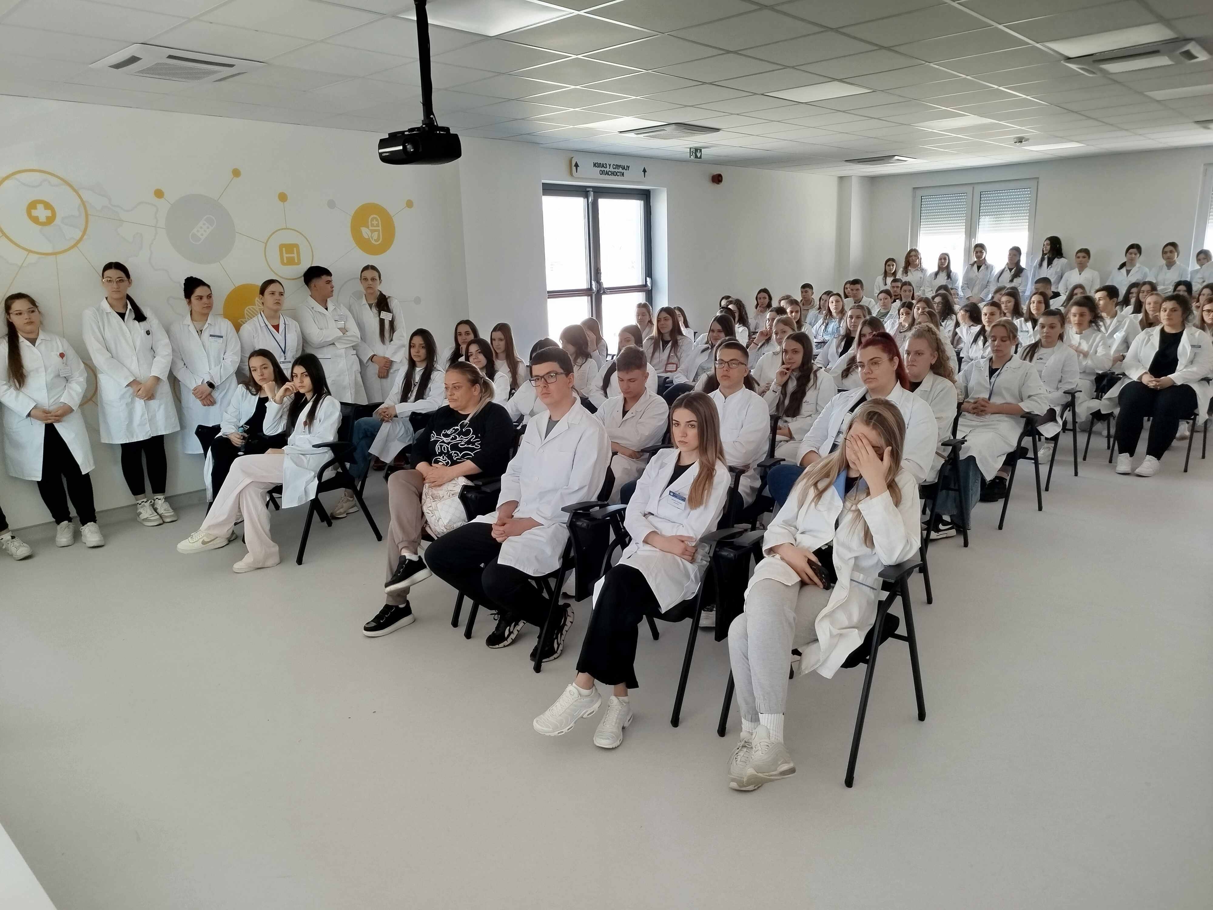 DOBOJ: Učenici Medicinske škole iz Bijeljine posjetili Bolnicu „Sveti apostol Luka“