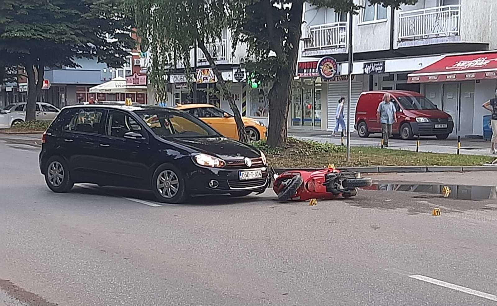 DOBOJSKIM ULICAMA: Sudar automobila i motocikla (FOTO)