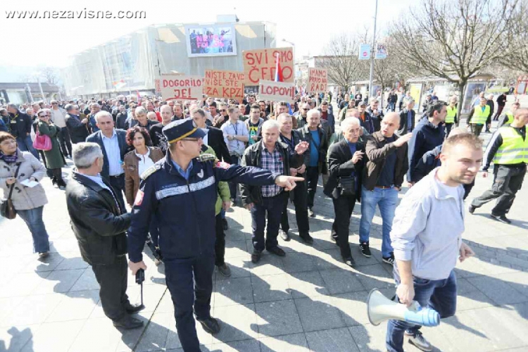 ŽELJEZNIČARI SA PROTESTA PORUČUJU UPRAVI: Niste vi za VD, vi ste za KPZ